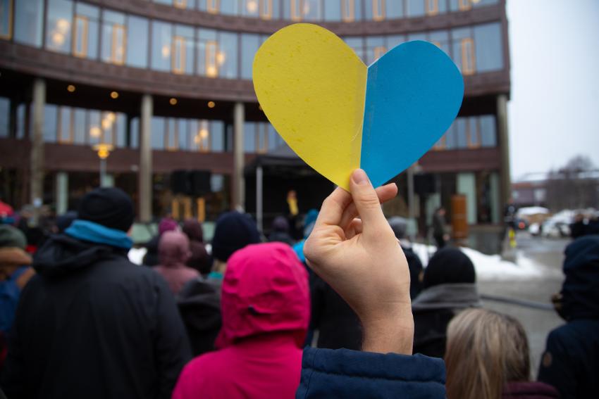 Ukrainsk soldat som viser norsk politiker et ark 