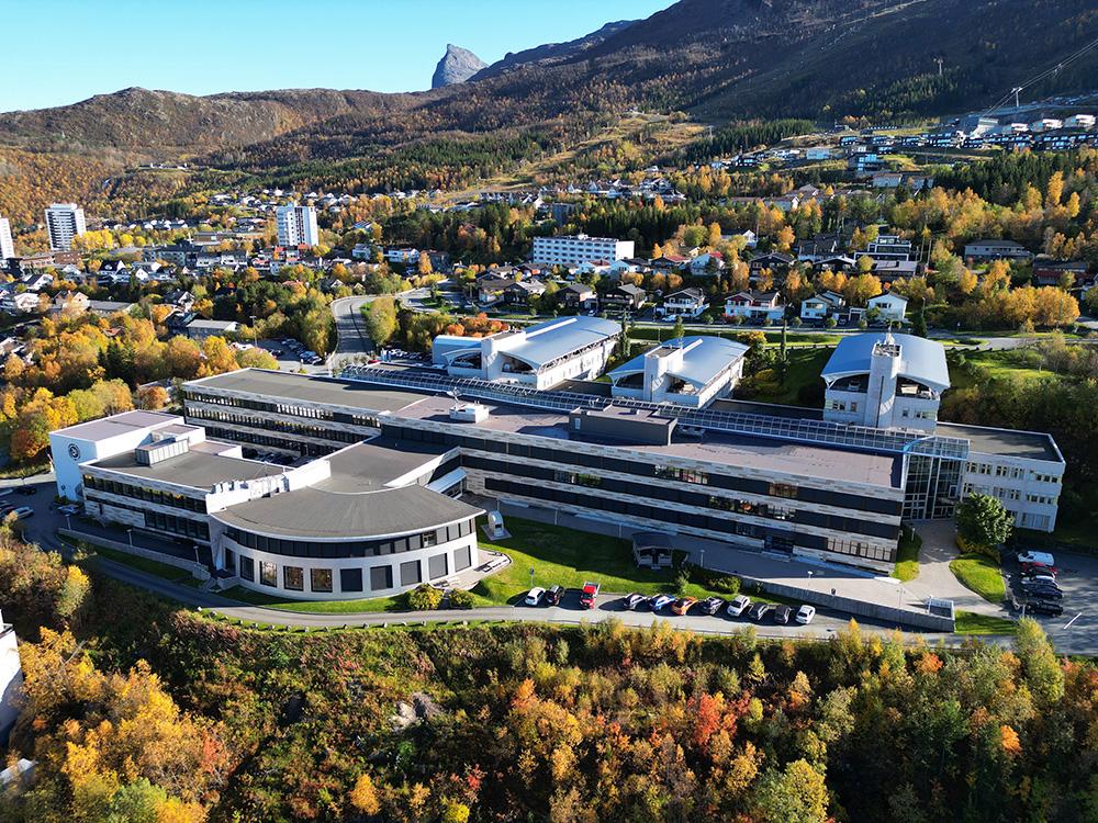 Oversiktsbilde over UiTs campus i Narvik.